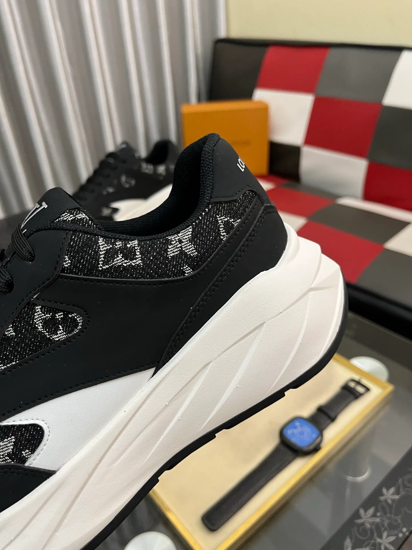 Men's shoes💰438⌚️⌚️《Louis vuitton/LV Louis Vuitton》original quality.~ Unique modern style sneakers. 🏃A must-have casual shoe for trendy men😍😍 Original brand imported from Italy, imported original leather, cowhide lining (refuses to discolor and grind feet) sole: original sole provided by the original factory, French lazy style design ⚠️Fit to the feet, original quality, super comfortable original sole. Code number: 38-442️⃣Colors available